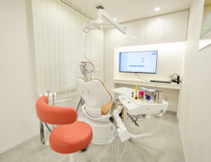 秋葉原の歯医者、スマイルデザインデンタルクリニック秋葉原で、声優・アナウンサーのオーラルケア方法と発声に影響する歯並びの関係を解説