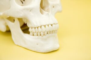 秋葉原の歯医者、スマイルデザインデンタルクリニック秋葉原で、セラミックの割れやすさについて解説