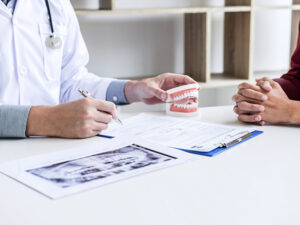 秋葉原の歯医者、スマイルデザインデンタルクリニック秋葉原で、矯正治療で口元が下がる原因や対処法について解説