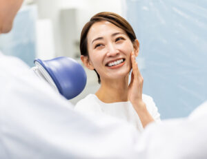 秋葉原の歯医者、スマイルデザインデンタルクリニック秋葉原で、矯正治療で口元が下がる原因や対処法について解説