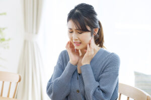 “前歯が欠けたときの応急処置方法と歯科医院での治療方法を解説