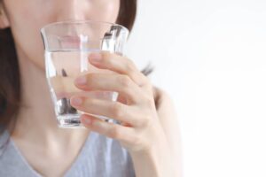 秋葉原の歯医者、スマイルデザインデンタルクリニック秋葉原で、口の中が苦い・金属味がする原因と改善方法を解説