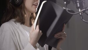 秋葉原の歯医者、スマイルデザインデンタルクリニック秋葉原で、声優・アナウンサーのオーラルケア方法と発声に影響する歯並びの関係を解説