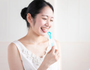 秋葉原の歯医者、スマイルデザインデンタルクリニック秋葉原で、声優・アナウンサーのオーラルケア方法と発声に影響する歯並びの関係を解説