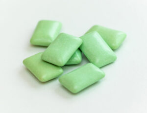 秋葉原の歯医者、スマイルデザインデンタルクリニック秋葉原で、声優・アナウンサーのオーラルケア方法と発声に影響する歯並びの関係を解説