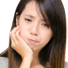 秋葉原の歯医者、スマイルデザインデンタルクリニック秋葉原で、口の中が苦い・金属味がする原因と改善方法を解説