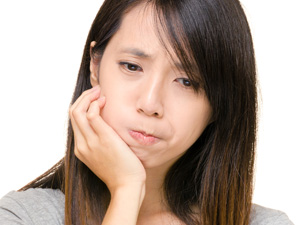 秋葉原の歯医者、スマイルデザインデンタルクリニック秋葉原で、口の中が苦い・金属味がする原因と改善方法を解説