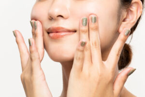 秋葉原の歯医者、スマイルデザインデンタルクリニック秋葉原で、声優・アナウンサーのオーラルケア方法と発声に影響する歯並びの関係を解説