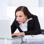 秋葉原の歯医者、スマイルデザインデンタルクリニック秋葉原で、デスクワーカーに多い「噛みしめ症候群」の症状と対処法を解説