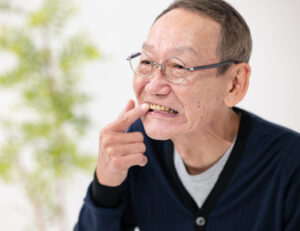 秋葉原の歯医者、スマイルデザインデンタルクリニック秋葉原で、歯が長く見えるのはなぜ？進行を防ぐための治療とケア方法を解説