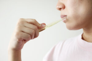 秋葉原の歯医者、スマイルデザインデンタルクリニック秋葉原で、歯が長く見えるのはなぜ？進行を防ぐための治療とケア方法を解説