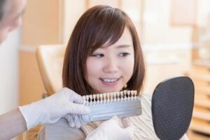 秋葉原の歯医者、スマイルデザインデンタルクリニック秋葉原で、詰め物がある歯はホワイトニングできない？白さのムラを防ぎ、理想の笑顔を手に入れる手法について解説
