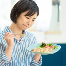 秋葉原の歯医者、スマイルデザインデンタルクリニック秋葉原で、食事中に頬や舌をよく噛むようになったら要注意？口内の粘膜を噛むようになる原因や対策を解説