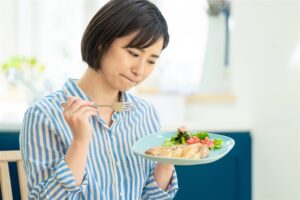 秋葉原の歯医者、スマイルデザインデンタルクリニック秋葉原で、食事中に頬や舌をよく噛むようになったら要注意？口内の粘膜を噛むようになる原因や対策を解説