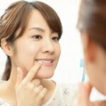 秋葉原の歯医者、スマイルデザインデンタルクリニック秋葉原で、セラミックの歯を入れてからフロスが引っかかる？その原因と放置するリスク